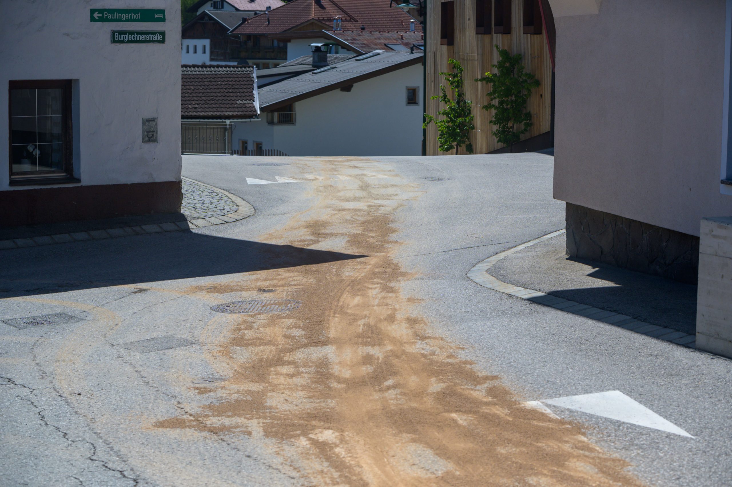 Mehr über den Artikel erfahren Ölspur durch mehrere Straßenzüge